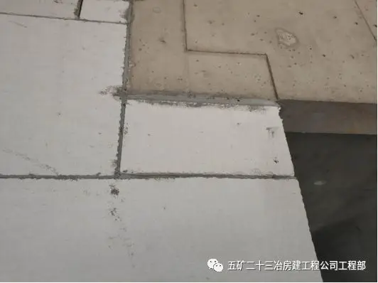 高层住宅铝合金模板加精确砌块薄抹灰施工工法