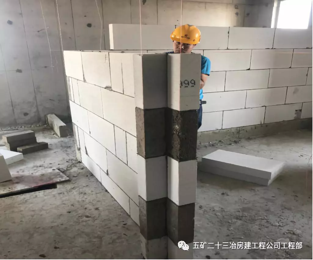 高层住宅铝合金模板加精确砌块薄抹灰施工工法
