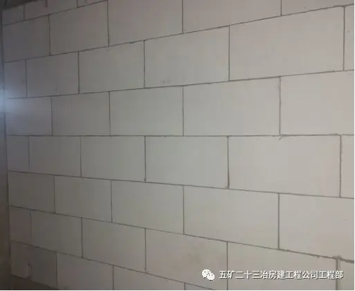 高层住宅铝合金模板加精确砌块薄抹灰施工工法