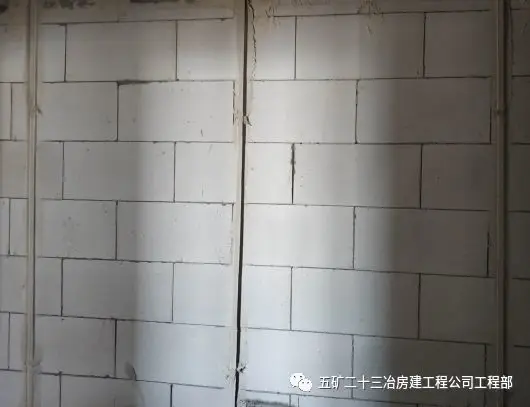 高层住宅铝合金模板加精确砌块薄抹灰施工工法