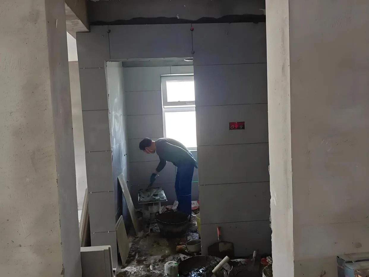瓷砖上墙别刷背胶！认准瓷砖胶和墙面拉毛，省钱又牢固！