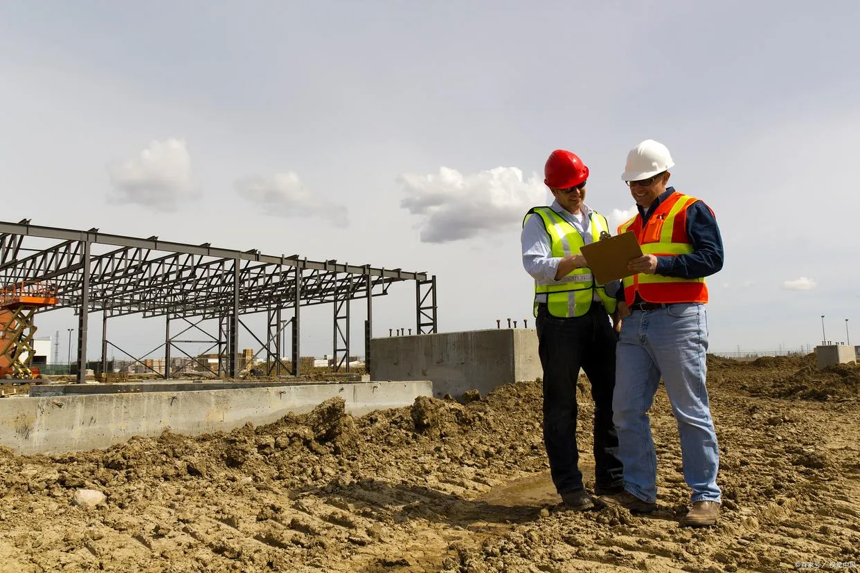 想入土木工程行业？传统施工员找工作难，选对路才靠谱