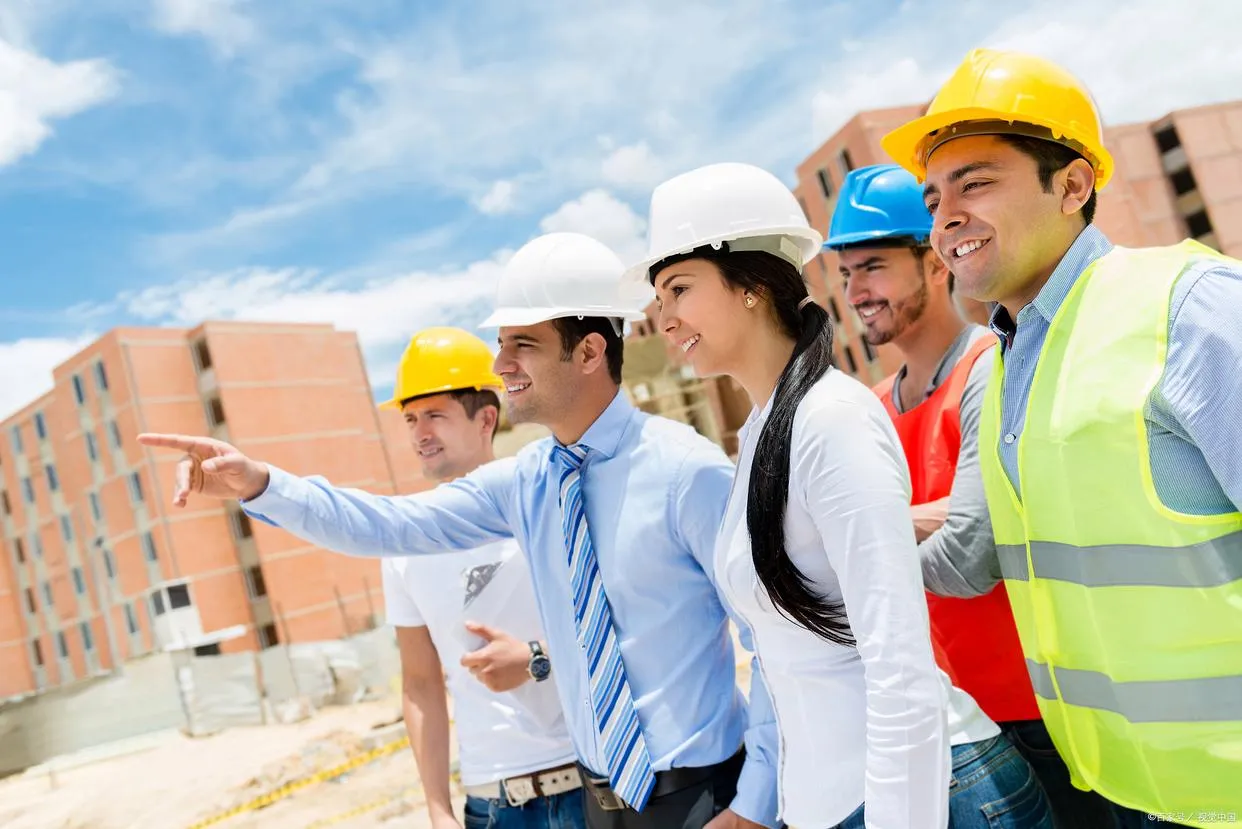 想入土木工程行业？传统施工员找工作难，选对路才靠谱