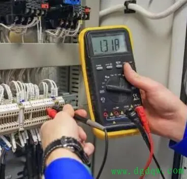 初级电工必备知识点详解:从工具使用到电气安全