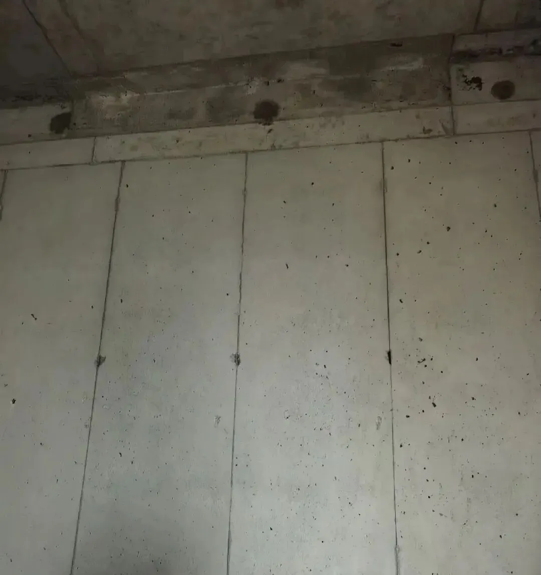 铝模施工混凝土表面为什么容易产生气孔？