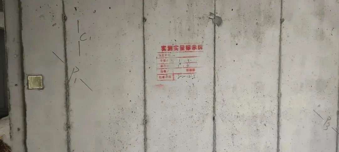 铝模施工混凝土表面为什么容易产生气孔?